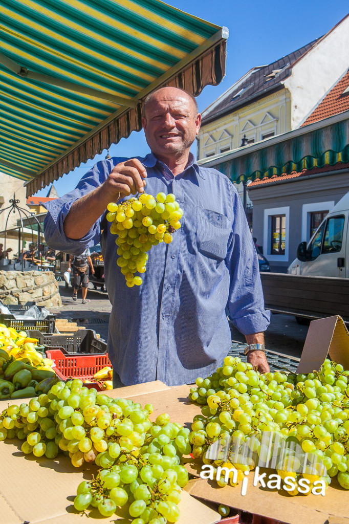 A templom előtti piacon gyakran lehet hallani magyar szót, a környező falvak őstermelői itt próbálják eladni a kertjük terméseit. Ezt a szőlőt a Tokaj vidéki Szőlőskén szüretelték.