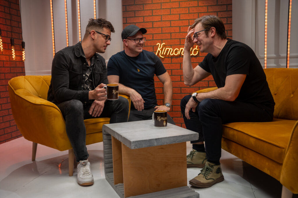 Tóth Károly színművész, a műsor vezetője, Szaszák Györg rendező a Kimondó producere, valamint Nádasdi Péter színművész.