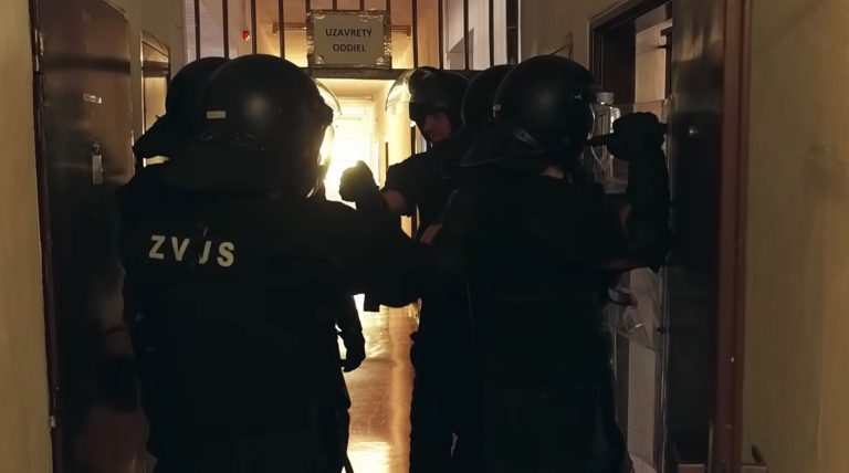Tűz a kassai-sacai börtönben: Többen füstmérgezést szenvedtek, három embert kórházba szállítottak
