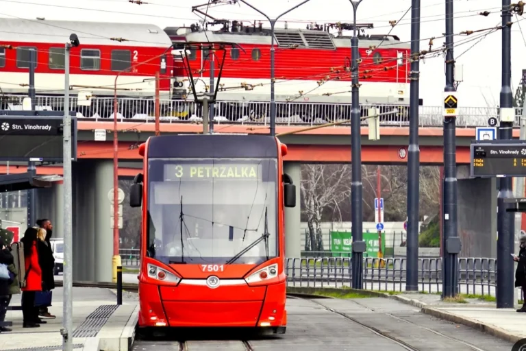 Egyazon jegy a városi tömegközlekedésre, vonatokra és buszokra – Szlovákia bevezeti a Nemzeti Integrált Menetjegyet