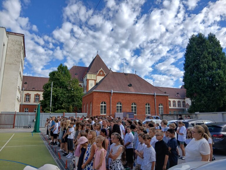 Becsöngettek a Máraiban